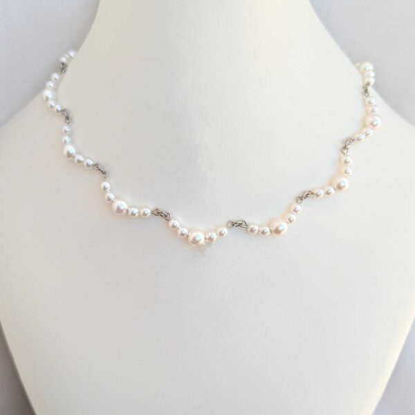 Wavy Pearl Necklace